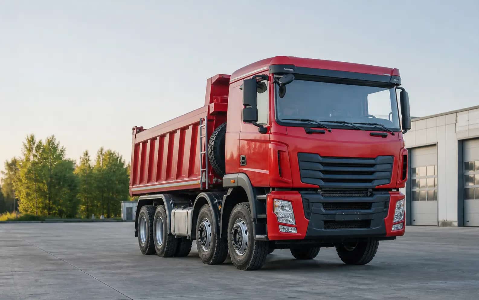 Czerwona ciężarówka wywrotka na placu ALFA TRUCK